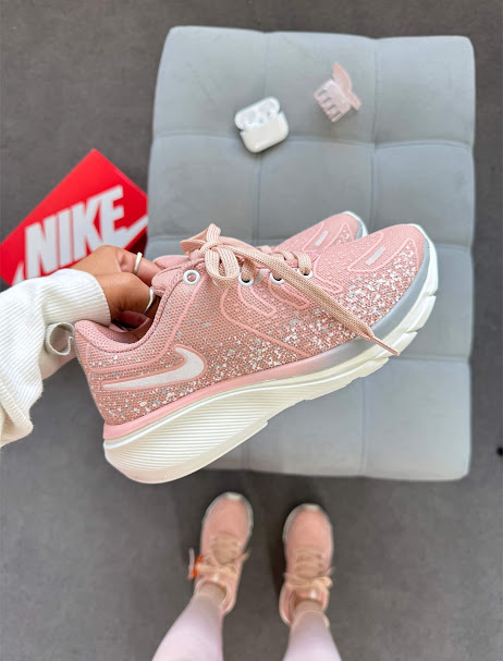Tênis Nike feminino na cor rosa com glitter