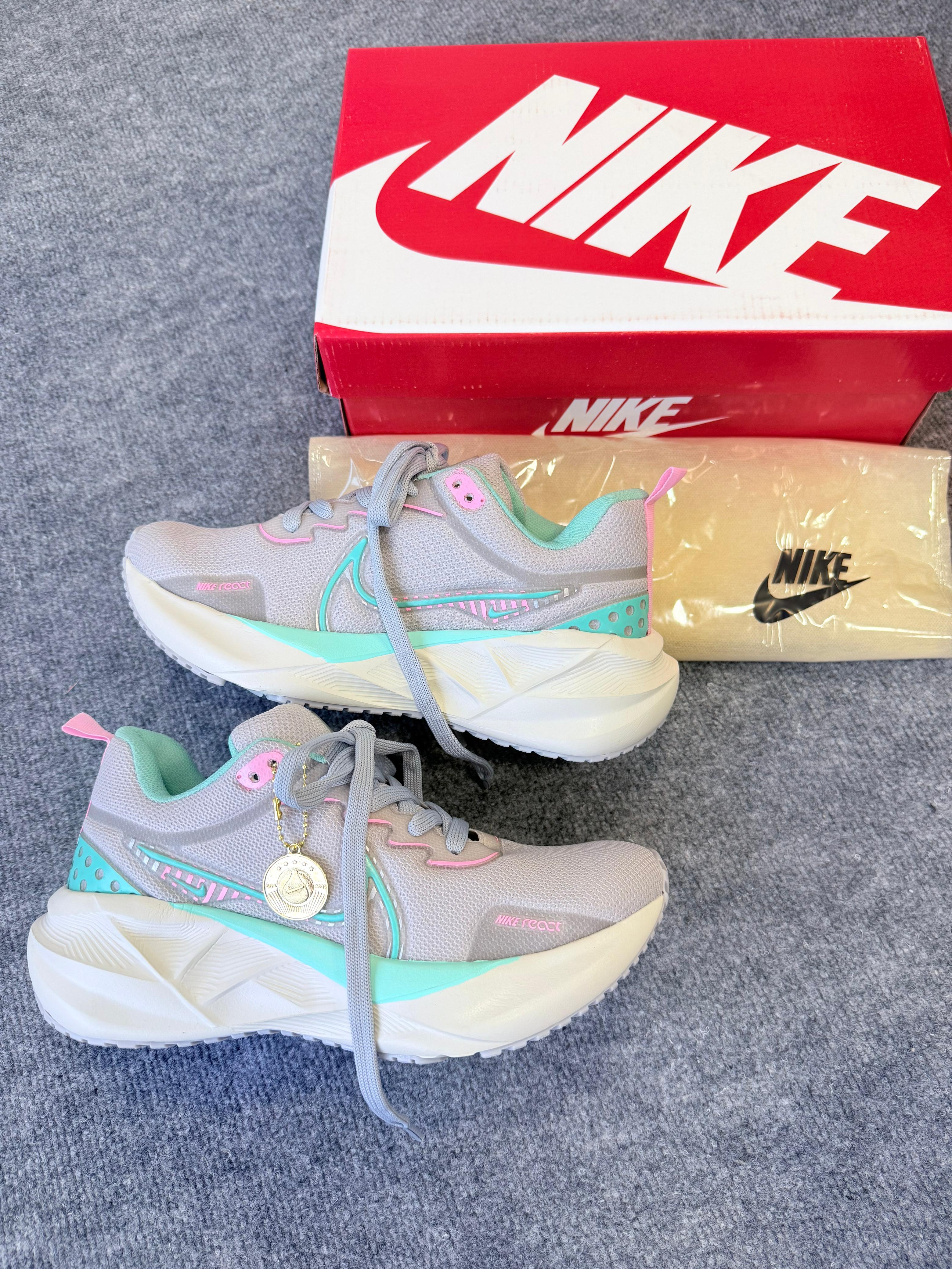 Nike Zoom React - Detalhes em verde água. 